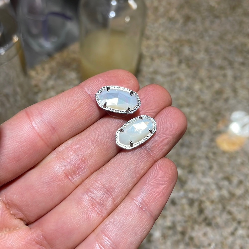 Beautiful silver and opalesque Kendra Scott earring!